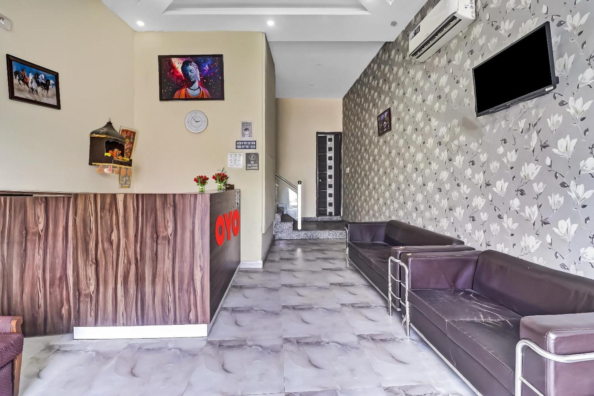 Hotel O Prince Home Stay Near Ambience Mall Nuova Delhi Esterno foto