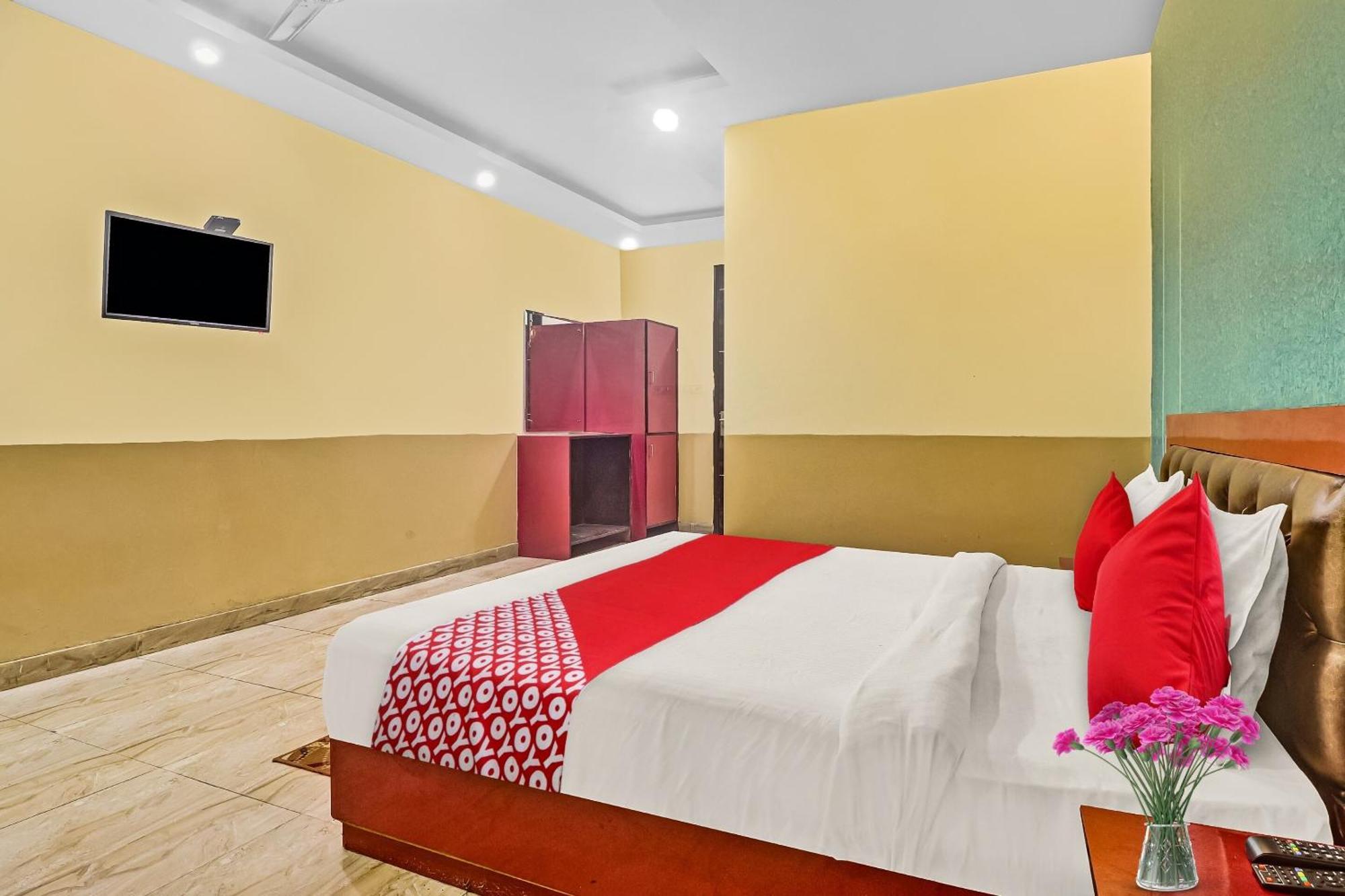 Hotel O Prince Home Stay Near Ambience Mall Nuova Delhi Esterno foto