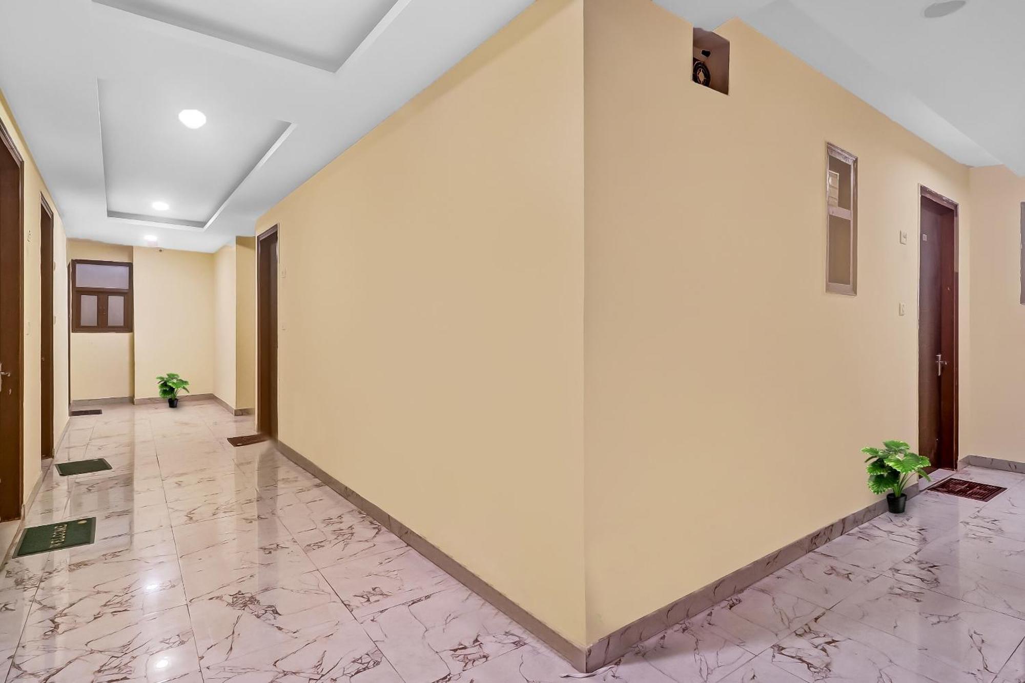 Hotel O Prince Home Stay Near Ambience Mall Nuova Delhi Esterno foto