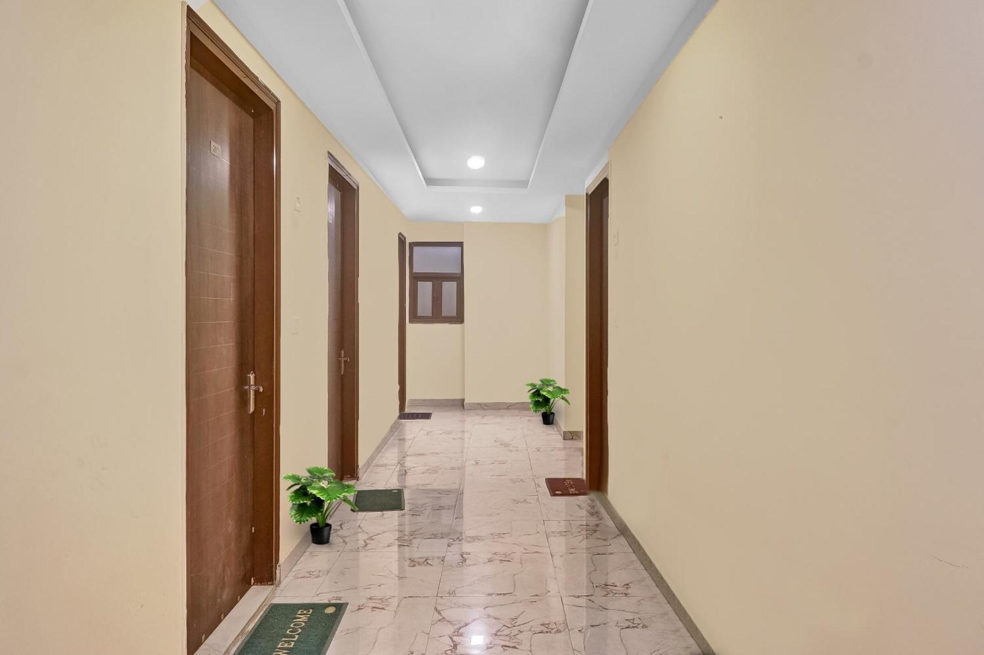 Hotel O Prince Home Stay Near Ambience Mall Nuova Delhi Esterno foto