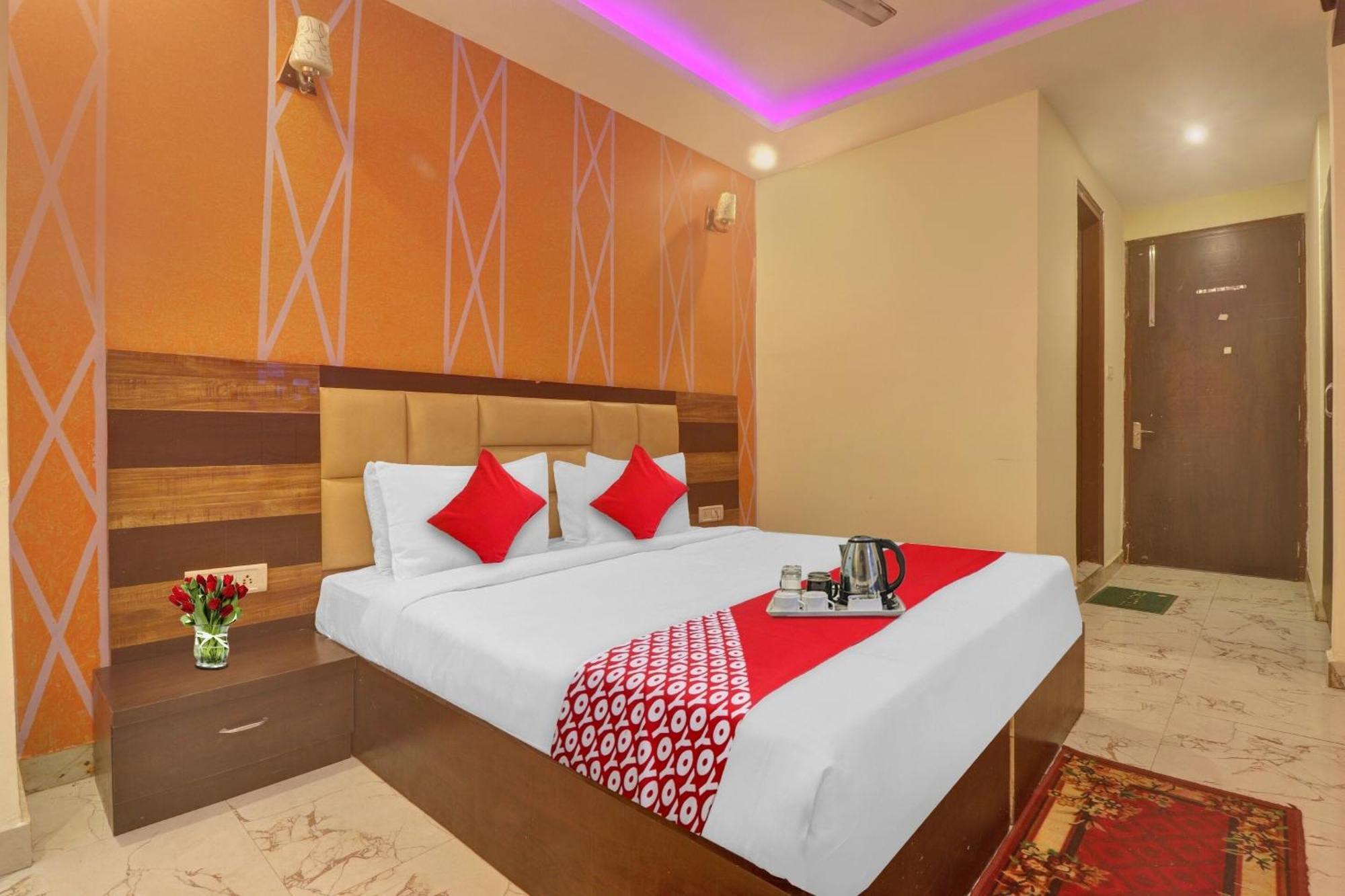 Hotel O Prince Home Stay Near Ambience Mall Nuova Delhi Esterno foto