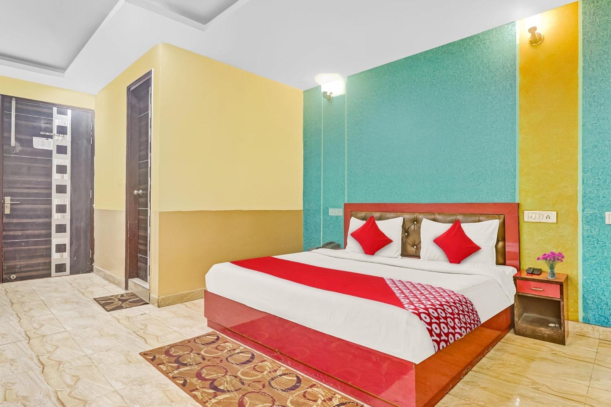Hotel O Prince Home Stay Near Ambience Mall Nuova Delhi Esterno foto